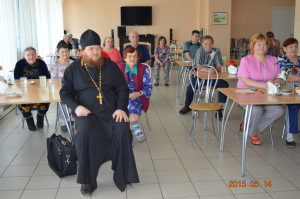поздравление детей принимают настоятель церкви прп Сергия Радонежского и  проживающие в ДИПИ п. Нижний Одес