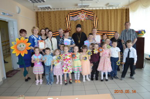 Младшая группа воскресной школы "Виноградинки" поздравляет с Днём Победы бабушек и дедушек дома престарелых и инвалидов
