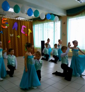 вальс танцуют самые маленькие участники концерта, детский танцевальный ансамбль "Променад"