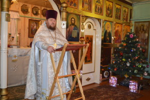 Настоятель зачитывает Рождественские послания Патриарха Кирилла и епископа Питирима